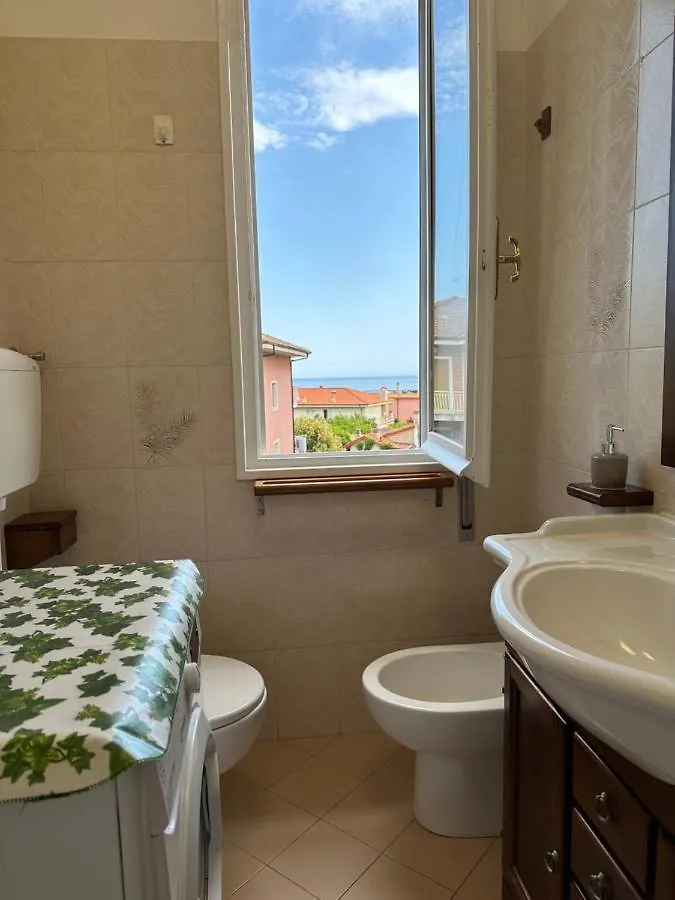 Appartamento vicino al mare con parcheggio Riva Ligure 0*,  Italia